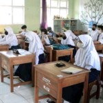 Belajar Tatap Muka, Siswa Bahagia Orang Tua Dilema