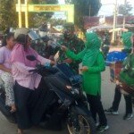 Kodim 0420/Sarko Bagi Takjil ke Warga Merangin