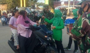 Kodim 0420/Sarko Bagi Takjil ke Warga Merangin
