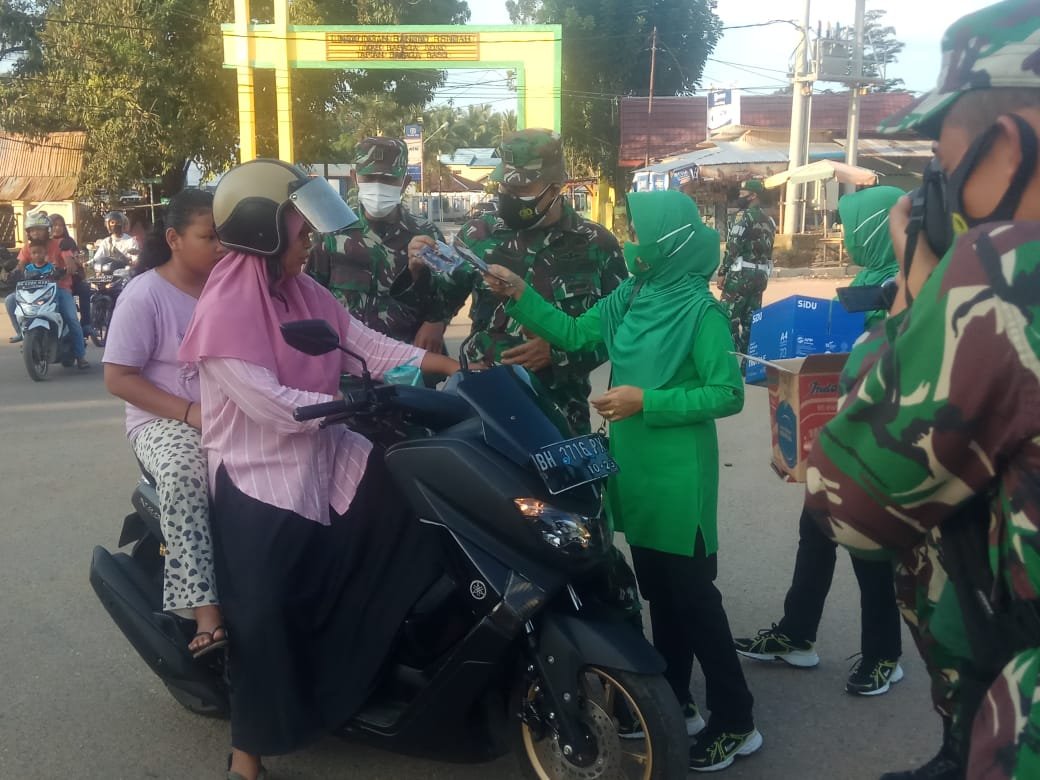 Pembagian takjil oleh Kodim 0420/Sarko Merangin Jambi (Yulisman / Mattanews.co)