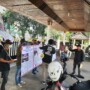 Aktivis 98 menggelar aksi damai di DPRD Sumsel terkait pendampingian korban Asrul Edi yang diduga di diskriminasi oleh oknum pengurus Koperasi Unit Desa (KUD) Minang Ogan, di Kabupaten Ogan Komering Ulu (Ulu) Sumatera Selatan (Sumsel).