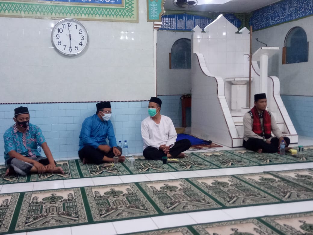 Sekretaris BKPSDM Muhammad Yusuf mengunjungi Masjid Nurul Iman di Kabupaten Linggau Kepri (Nazili / Mattanews.co)