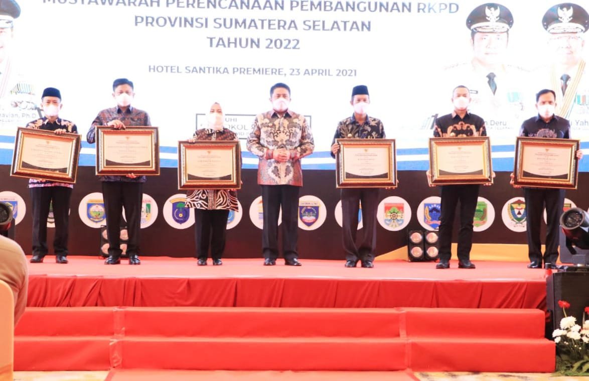 Wali Kota Prabumulih Ir. H. Ridho Yahya, MM didampingi Ketua DPRD dan Kepala BAPPEDA Kota Prabumulih menghadiri acara MUSRENBANG Tingkat Provinsi Sumatera Selatan. Bertempat di Hotel Santika Premiere Bandara, Jumat (23/4/2021).