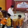Wali Kota Blitar Santoso menyerahkan santunan ke anak yatim di Kota Blitar Jatim (Robby / Mattanews.co)