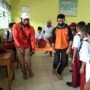 Simulasi tanggap bencana diperagakan tim Satgas Nagari Sungai Patai dari BPBD Tanah Datar ke pelajar di SDN 10 Sungai Patai (M Rafi / Mattanews.co)