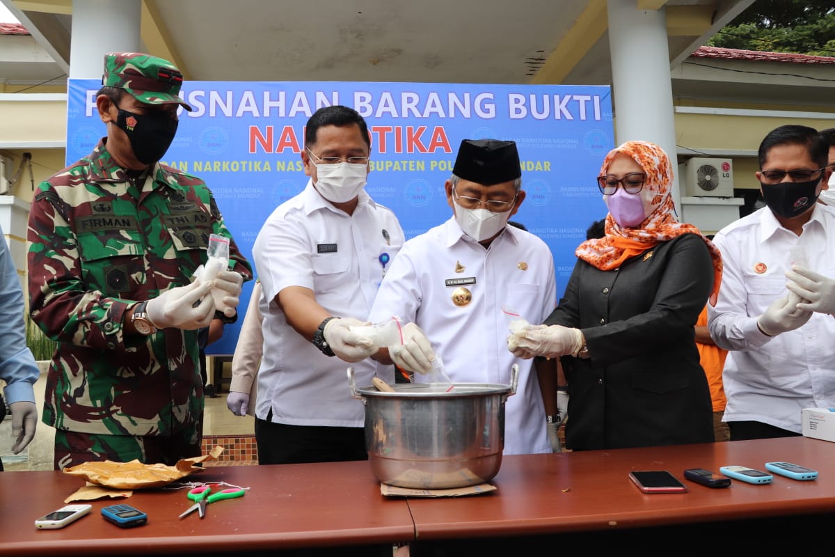 Gubernur Sulbar, Ali Baal Masdar menghadiri pemusnahan barang narkotika yang dilakukan oleh Badan Narkotika Nasional Provinsi (BNNP) Sulawesi Barat di Kantor Badan Narkotika Nasional Kabupaten (BNNK) Polewali Mandar, Rabu, (28/4/2021).