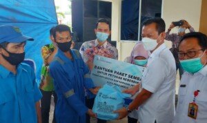 Ratusan Petugas Kebersihan dan Taman Prabumulih Terima Bantuan