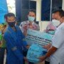 ebanyak 259 petugas kebersihan penyapu jalan dan 100 petugas kebersihan taman yang menerima bantuan itu.