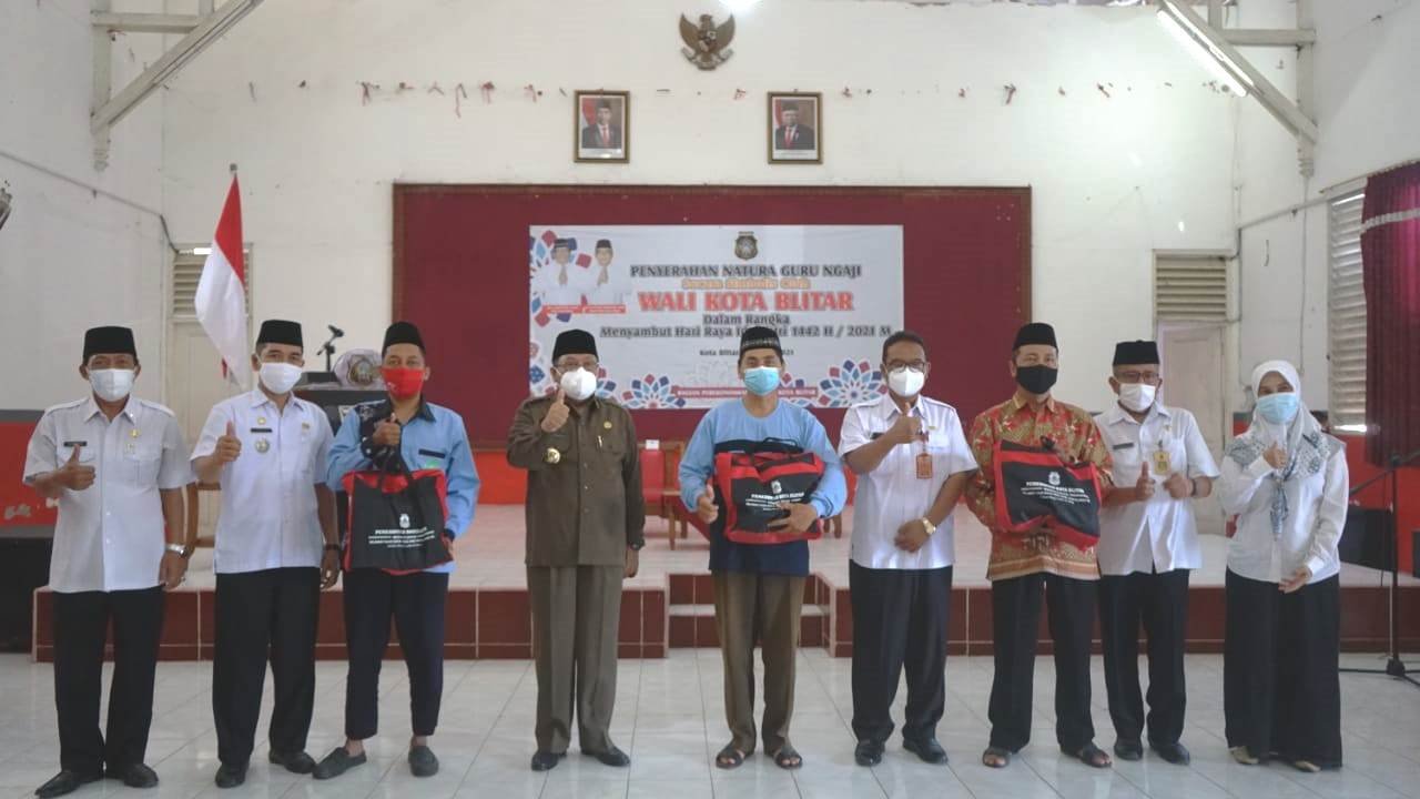 Wali Kota (Wako) Blitar Santoso menyerahkan natura atau imbalan atas jasa kepada para guru mengaji (Robby / Mattanews.co)