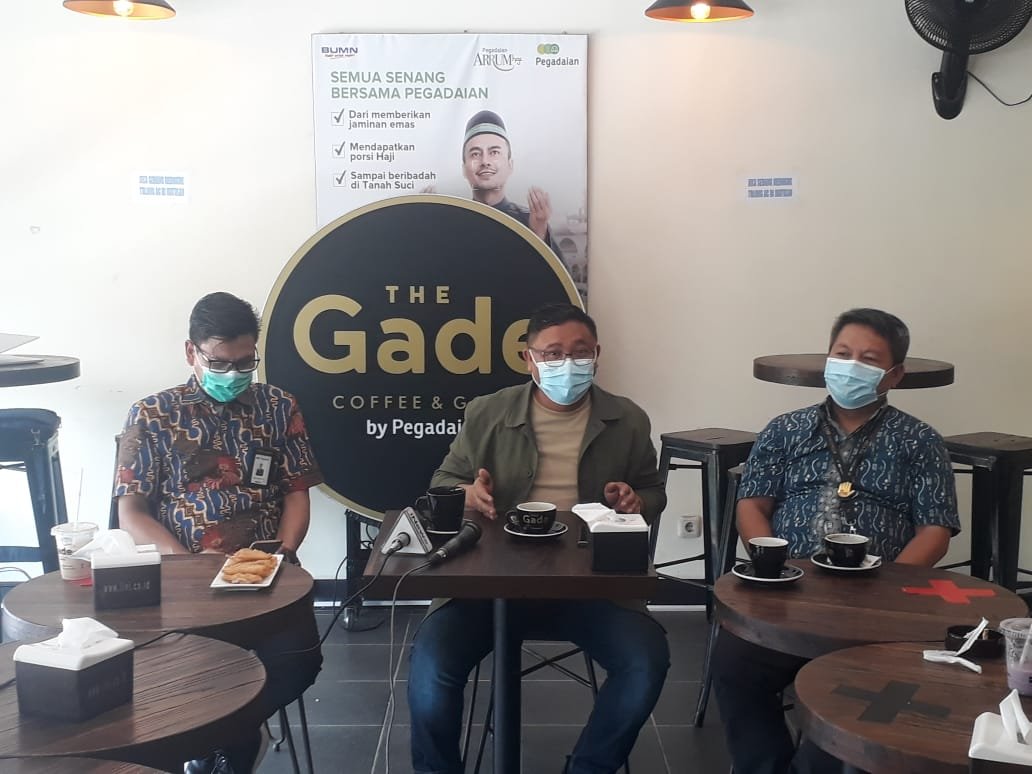 Kepala Pegadaian Kanwil III Palembang, Julianto (tengah)