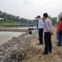 Bupati OKU Timur H. Lanosin, S.T. meninjau hasil perbaikan Tanggul Irigasi yang rusak di Desa Kurungan Nyawa, Kecamatan Buay Madang, Jumat Sore (30/04/2021).