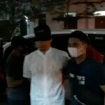 Wajah Munarman Ditutup dan Diborgol Saat Digiring ke Polda Metro Jaya, Polri : Sesuai SOP Penangkapan Teroris