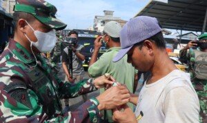 Jelang Idul Fitri, Danyonif 126/KC Lakukan Penyemprotan Disinfektan