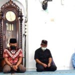 Ketua DPRD Babel, Herman Suhadi Sisihkan Rejeki Di Masjid Ar-Rahman