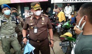 Kabid Tibum dan Transmas Pol PP Kota Palembang Periksa Kelengkapan Surat Jaga Parkir Pasar Sako