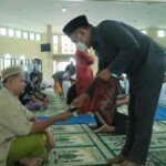 Cegah Klaster Penyebaran Covid 19, Ketua DPRD, Wagub dan Forkopimda Kep Babel Bagikan Masker ke Jamaah