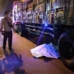 Petaka!.. Hendak Nyalip Malah Kesenggol Body Truk