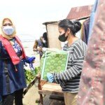 Susuri Sungai Musi, Feby Deru Bagian Paket Sembako