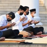 Presiden Jokowi dan Ibu Negara Salat Idulfitri di Halaman Gedung Induk Istana Kepresidenan Bogor