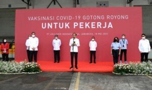 Presiden Jokowi Tinjau Pelaksanaan Perdana Vaksinasi Covid-19 Gotong Royong untuk Pekerja