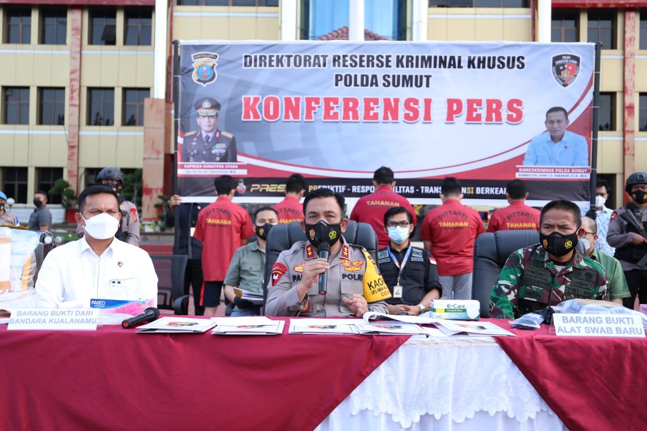 Kapolda Sumut merilis penangkapan 5 orang tersangka pemakaian rapid test antigen bekas di Bandara Kualanamu Sumut (Tison Sembiring / Mattanews.co)