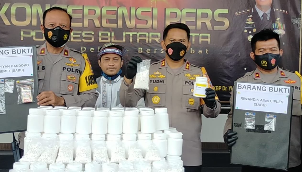 Polres Blitar Jatim menunjukkan barang bukti berupa narkoba (Robby / Mattanews,co)