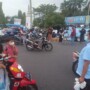 anggota Air Cacing Bening (ACB) di Alun-alun Kabupaten Ciamis, mereka sedang membagikan takjil kepada para pengendara yang lewat. Jumat, (30/4/2021).
