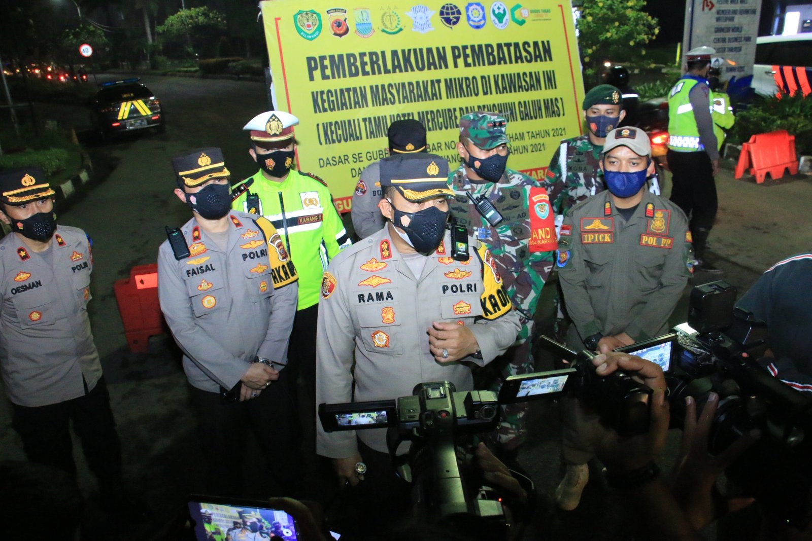 Kapolres Karawang bersama Dandim 0604 melaksanakan kegiatan Operasi Yustisi, PPKM Micro dan Penyekatan, Sabtu (01/05/2021)