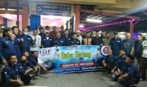 Jalin Silaturahmi, IOF Cabang Tanah Datar Bagikan Masker dan Bukber