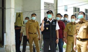 Enos Sambangi Bangunan Hutan Kota yang Terbengkalai