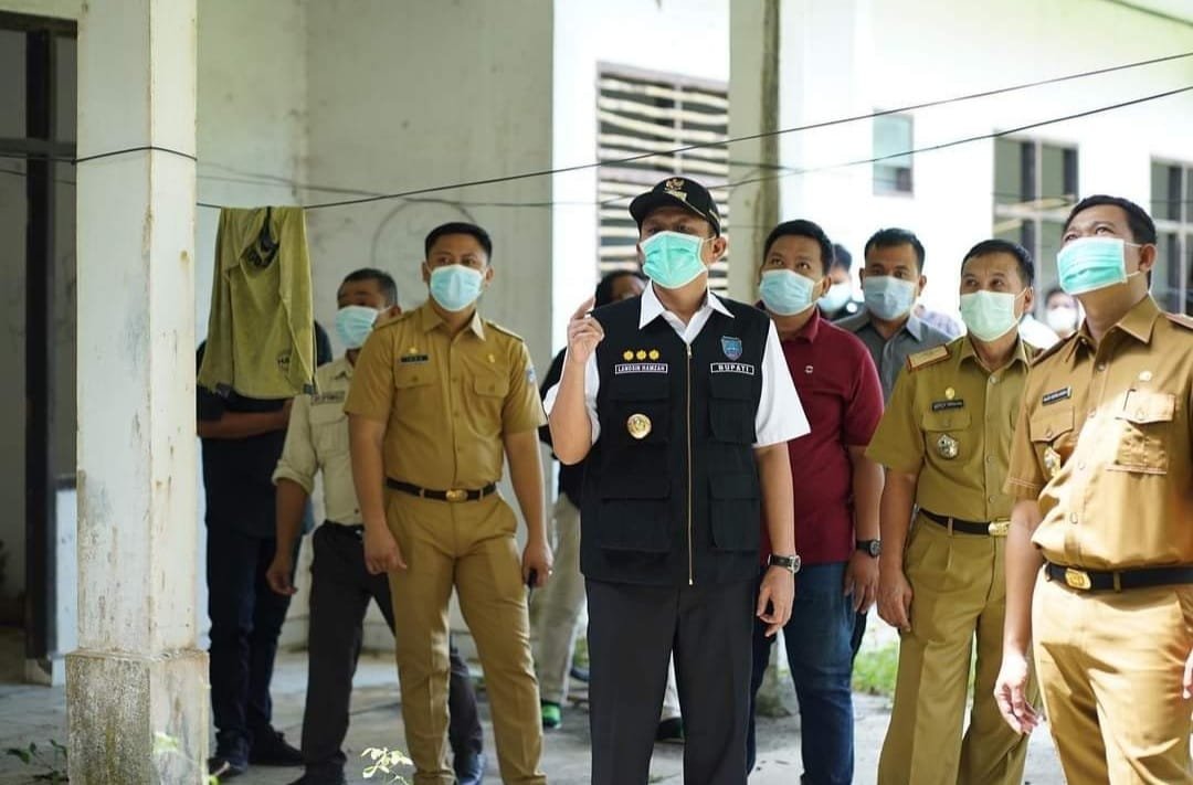 Bupati OKU Timur H Lanosin ST mengecek langsung bangunan yang sempat terbengkalai, bupati mengecek bangunan bersama Kepala PU TR Aldi Gurlanda. Senin, 3/5/2021.