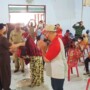 Wali Kota (Wako) Blitar menyerahkan bantuan beras ke warga kurang mampu (Robby / Mattanews.co)