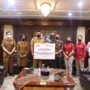 ACE Hardware menyerahkan bantuan ratusan lembar baju hazmat ke Pemkot Medan (Tison Sembiring / Mattanews.co)