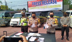 Polres Karawang Amankan 32 Mobil Travel Gelap Hendak Jadi Angkutan Mudik