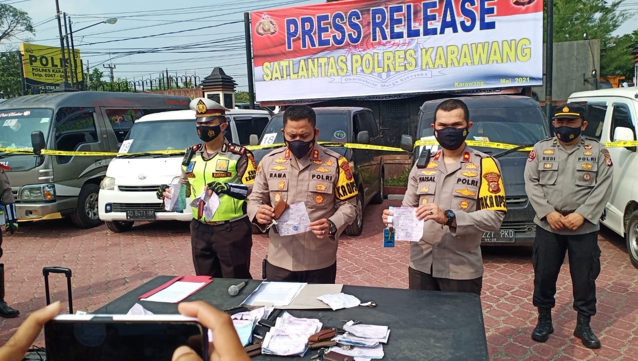 Kapolres Karawang AKBP Rama Samtama Putra S.I.K.,M.H.,M.Si saat menggelar Konferensi Pers usai melaksanakan Apel dalam rangka pelaksanaan kegiatan cipta kondisi pra masa penindakan mudik dalam rangka operasi ketupat Lodaya 2021, bertempat dihalaman Kantor Polres Karawang, Rabu (5/5/2021).