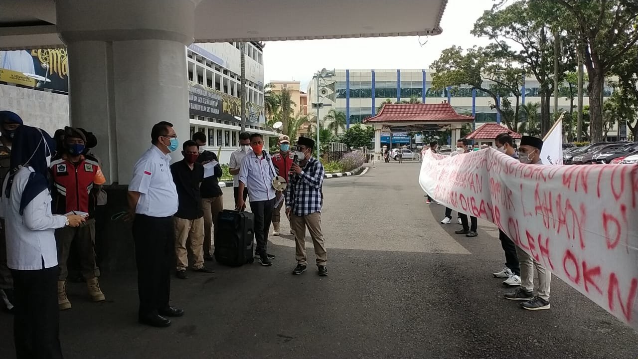 Puluhan masa aksi yang tergabung dari Sriwijaya Coruption Watch (SCW) Sumatera Selatan (Sumsel), kembali menggelar aksi damai dan menagih janji Pemerintah Provinsi (Pemprov) terkait aspirasi yang telah disampaikan sebelumnya, di Kantor Gubernur Sumsel, Rabu (5/5/2021).