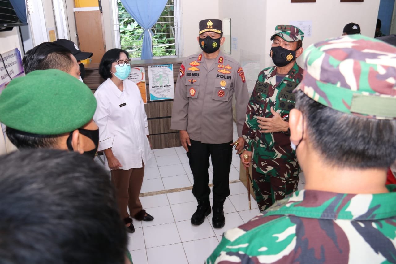 Kapolda Sumsel Irjen Pol Prof Dr Eko Indra Heri S, meninjau posko Pemberlakuan Pembatasan Kegiatan Masyarakat (PPKM), di kecamatan Ilir Timur I, kecamatan Ilir Barat I, Palembang, Selasa (4/5/2021).