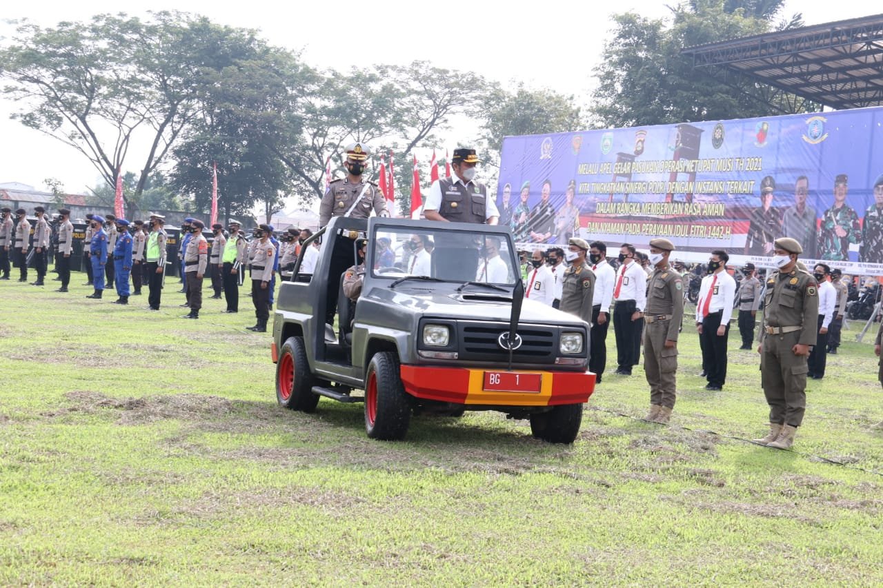 Gubernur Sumatera Selatan (Sumsel), Herman Deru memimpin apel gelar pasukan Operasi Ketupat Musi 2021, yang diikuti personil gabungan TNI-Polri serta unsur terkait, di Lapangan Komplek Pakri, Kecamatan Ilir Timur III, Palembang, Rabu (5/5/2021).