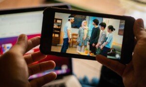 MAXstream Rilis Serial Orisinal Sajadah Panjang, Begini Sinopsisnya