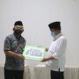 Gubernur Sulbar, Ali Baal Masdar menyerahkan bantuan dana hibah masjid secara simbolis sebesar Rp.1,3 miliar kepada Bupati Pasangkayu, Yaumil Ambo