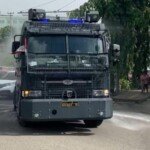 Mobil Dalmas Samapta Polda Sumsel Semprotkan Desinfektan di Jalan Raya