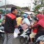 PD IWO Musi Rawas - Lubuklinggau Sumsel berbagi takjil ke pengendara sepeda motor dan mobil di Lubuklinggau (Sofiyan / Mattanews.co)