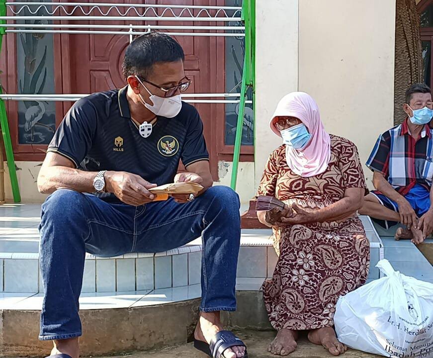 Mak Icih (70) warga dusun Sindang Girang, Desa Citeureup, Kecamatan Kawali, Kabupaten Ciamis, Jawa Barat, akhirnya mendapat bantuan uang sebesar Rp 20 juta dari Bupati Ciamis Herdiat Sunarya, Minggu (9/5/2021).