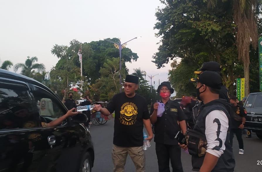 Gabungan Inisiatif Barisan Anak Siliwangi (Gibas) Resort Ciamis, bersama Gibas Motor Club (GMC), laksanakan kegiatan bakti sosial dengan membagi-bagikan takjil dan masker kepada masyarakat di Alun - Alun, samping Mesjid Agung Ciamis, Senin (10/5/2021).