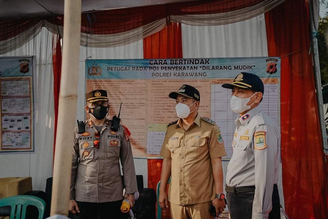 Wakil Bupati Karawang, H. Aep Syaepuloh, Senin (10/5/2021) mewakili Bupati Karawang berkesempatan meninjau pos penyekatan mudik di perbatasan Karawang Bekasi (Tanjungpura), Kepuh di Jalan Baru dan di Klari.