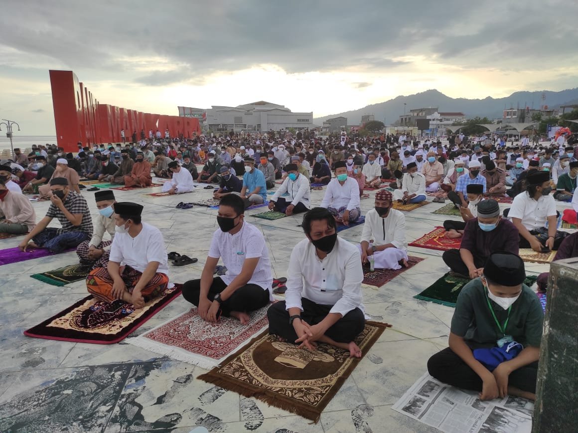 Ribuan warga mamuju memadati area yang telah dipilih oleh Panitia Hari Besar Islam (PHBI) mamuju yang terletak di jl. Yos Sudarso.