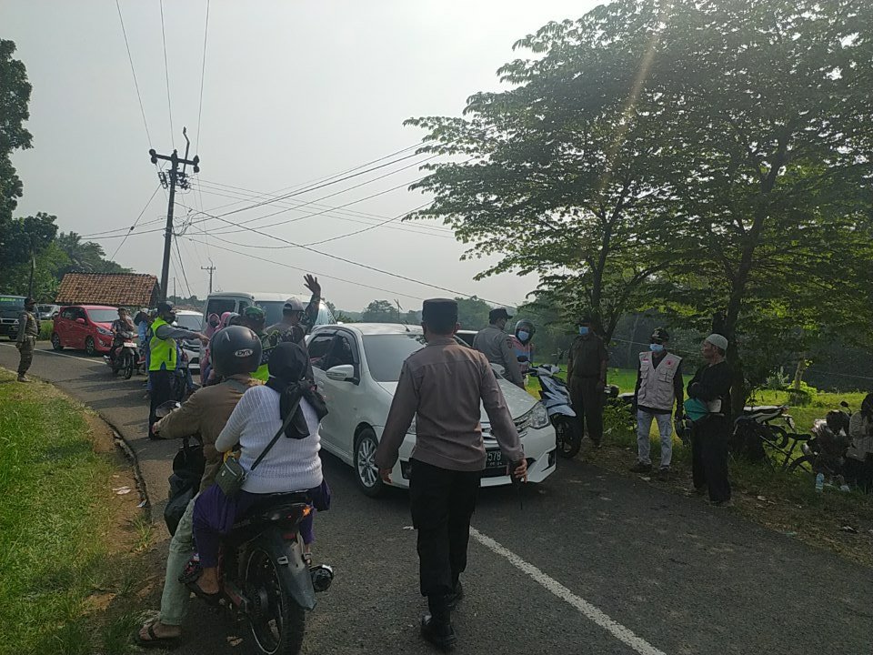 Muspika Kecamatan Cibatu melakukan penyekatan dibeberapa titik menuju objek wisata Kampung Kahuripan