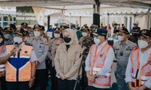 Bupati Karawang Dampingi Menteri Perhubungan Meninjau Pos Penyekatan di UPPKB Balonggandu