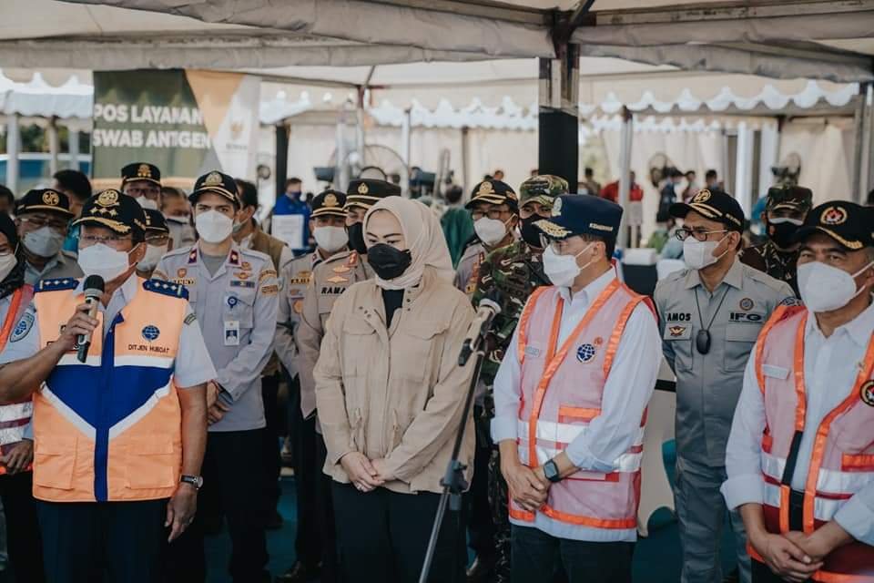 Bupati Karawang, dr. Hj. Cellica Nurrachadiana mendampingi Menteri Perhubungan Ir. Budi Karya Sumadi saat meninjau pos penyekatan pemudik di Unit Pelaksana Pengujian Kendaraan Bermotor (UPPKB) Balonggandu, Kecamatan Jatisari Karawang, Minggu (16/05/2021).