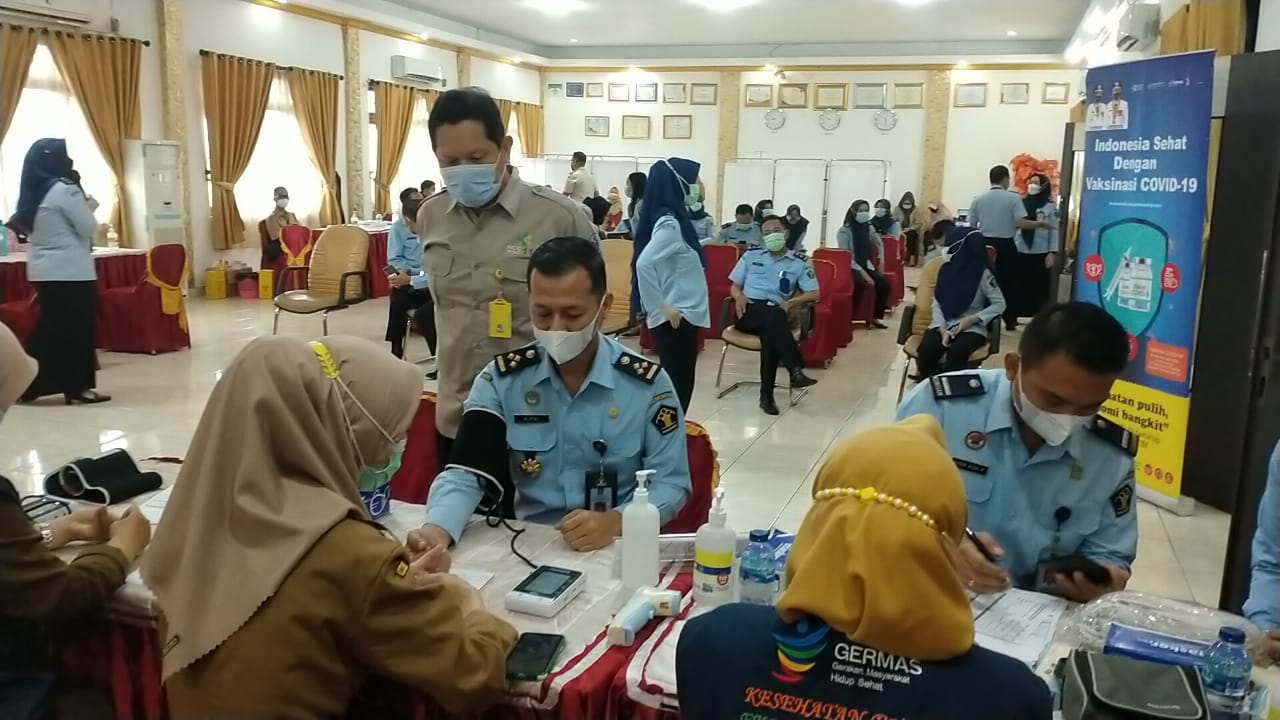 Kantor Wilayah Kementerian Hukum dan HAM (Kanwil Kemenkumham) Sumatera Selatan (Sumsel), menerima vaksinasi COVID-19 tahap kedua, di Aula Kanwil Kemenkumham Sumsel, Selasa (18/5/2021).